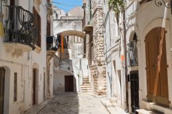 Una via del centro storico di Putignano in Puglia