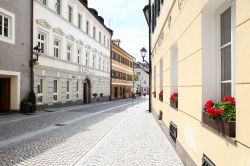Una via del centro storico di San Lorenzo di Sebato, Val Pusteria, Alto Adige. Questo paese trae la sua importanza dalla posizione all'incrocio fra la val Pusteria e la val Badia, di cui ...