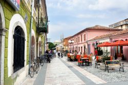 Una via del centro storico di Scutari, una delle città più antiche dell'Albania. - © Oleg Znamenskiy / Shutterstock.com