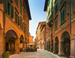 Una via dello shopping nel centro storico di Pisa, Toscana.



