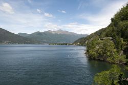 Una vista del Lago Maggiore lungo la costa sottostante ad Agra, provincia di Varese in Lombardia