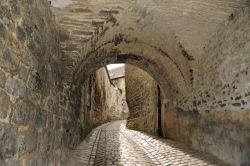 Una viuzza con arco nella centro storico di Besancon, Francia.
