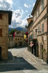 Una viuzza del borgo marchigiano di Sarnano, provincia di Macerata. Situato su un'altura alla destra del fume Tennacola, questo villaggio conserva intatto il suo centro storico.
