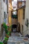 Una viuzza del borgo storico di Montepulciano, Toscana, Italia.
