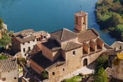 Un'antica chiesa del borgo di Miravet in Spagna. Le acque sottostanti appartengono al fiume Ebro, il più importante a gettarsi nel mar Mediterraneoi