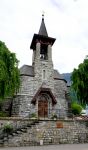 Un'antica chiesa in pietra con campanile a Vitznau, Svizzera.
