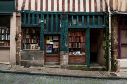 Un'antica libreria francese con libri e riviste in vetrina, Limoges - © All themes / Shutterstock.com