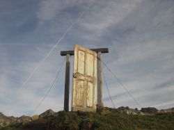 Un'antica porta in legno sulle montagne di Oberstdorf, Algovia, Germania.
