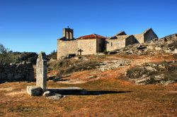 Un'antica tomba in pietra a Castelo Mendo, Portogallo, in una giornata di sole.

