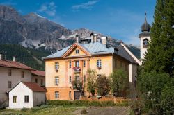 Un'elegante casa con la legnaia a Cortina d'Ampezzo nelle Dolomiti, Veneto.
