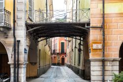 Un'elegante tettoia vintage in una stradina del centro di Cuneo, Piemonte.

