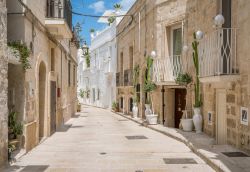 Un'elegante via del centro storico di Monopoli, Puglia - © Stefano_Valeri / Shutterstock.com