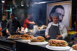 Uno chief cucina in uno stand al Queen Victoria Winter Night Market di Melbourne, Australia - © Mo Wu / Shutterstock.com