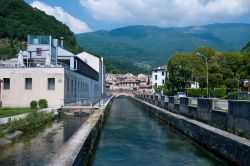 Uno dei canali d'acqua nella città di Vittorio Veneto (Treviso) - © Ghischeforever / Shutterstock.com