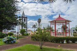 Uno dei parchi verdi di Horta, isola di Faial, Portogallo. Un grazioso palco orchestrale immerso nella natura rigogliosa di questa cittadina portoghese.



