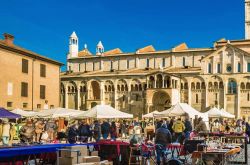 Uno dei piu importanti Mercatini dell'Antiquariato in Emilia-Romagna si svolge in Piazza Grande a Modena