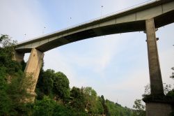 Un ponte sull'Adda, presso Trezzo sull'Adda - l'Adda è uno dei principali fiumi del Nord Italia, il cui corso è racchiuso interamente nella regione Lombardia, di cui ...