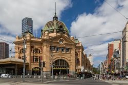 Uno dei simboli di Melbourne: la Flinders Street Railway Station completata nel 1909 (Australia) - © Uwe Aranas / Shutterstock.com