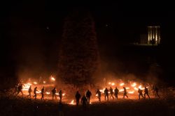 Uno dei tradizionali falò invernali accesi di notte a Pontremoli, Toscana: si svolgono nel mese di gennaio in occasione delle feste di Sant'Antonio e San Geminiano.

