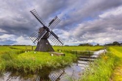 Uno dei tradizionali mulini a vento in un polder nei pressi di Leeuwarden, Frisia, Paesi Bassi.

