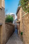 Uno dei vicoletti del centro storico di Montefalco, piccola località sulle colline in provincia di Perugia - © ValerioMei / Shutterstock.com