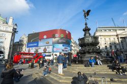 Uno scorcio  della piazza di Piccadilly Circus in centro a Londra - © lazyllama / Shutterstock.com