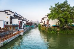 Uno scorcio al crepuscolo della città di Nanjing, Cina Orientale, con le case affacciate sul fiume Qinhuai - © chungking / Shutterstock.com