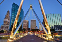 Uno scorcio by night della skyline di Hartford dal ponte Founders (Connecticut).

