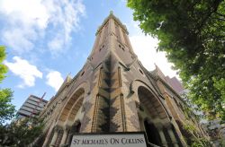 Uno scorcio dal basso della cattedrale di San Michele a Melbourne, Australia.
