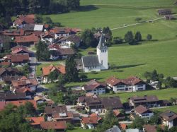 Uno scorcio dall'alto del villaggio di Bad Oberdorf nei pressi di Bad Hindelang, Germania.
