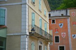 Uno scorcio degli edifici nel centro di Fontaine-de-Vaucluse (Francia): stemmi sulla facciata di un museo - © Eleni Mavrandoni / Shutterstock.com