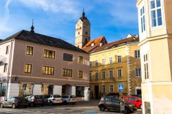 Uno scorcio dei palazzi eleganti nel distretto di Stein an der Donau, Krems, Austria. Sullo sfondo la torre campanaria.
