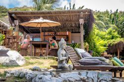 Uno scorcio del Bar do Meio a Praia da Conceicao, Fernando de Noronha, Brasile - © Diego Grandi / Shutterstock.com