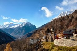 Uno scorcio del borgo alpino di Vaujany (Francia) con la chiesetta e il campanile.
