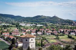 Uno scorcio del borgo di Castiglion Fiorentino in Toscana. Questa località testimonia un ricchissimo passato storico fra scoperte archeologiche e strutture architettoniche ad iniziare ...