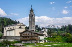 Uno scorcio del borgo di Forni di Sopra sulle montagne della Carnia, in Friuli