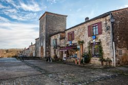 Uno scorcio del borgo medievale di Monpazier, Francia, con le tipiche case in pietra - © AdryPhoto1 / Shutterstock.com