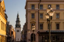 Uno scorcio del campanile di Linkoping, Svezia, fra gli edifici del centro storico.

