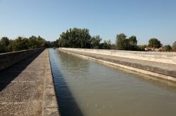 Uno scorcio del Canal du Midi a Beziers, Francia. Dal 1996 fa parte dei patrimoni mondiali dell'Unesco - © 89075641 / Shutterstock.com
