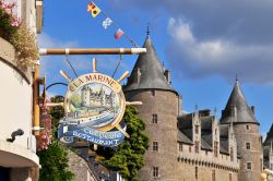 Uno scorcio del castello di Josselin, Bretagna, Francia. Eretto agli inizi dell'XI° secolo, questo maniero sorge su uno sperone roccioso lungo il fiume Oust come roccaforte della dinastia ...