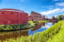 Uno scorcio del castello di Malmo (Malmohus slott) in Svezia, Scandinavia. La sua sagoma si riflette nell'acqua del fossato.
