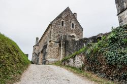Uno scorcio del castello di Saint-Sauveur-le-Vicomte in Normandia, Francia. Nel 1375 questa fortezza venne invasa dalle truppe di Carlo V° per sfatare la nomea di castello inespugnabile ...