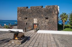 Uno scorcio del castello di San Felipe, con un vecchio cannone, a Puerto de la Cruz, Tenerife (Spagna). Ex fortezza militare costruita a partire dal 1599, il Castillo de San Felipe è ...