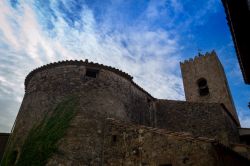 Uno scorcio del castello di Santa Pau nei pressi di Olot, Spagna. Fatto erigere fra il XIII° e il XIV° secolo dai baroni locali, questo castello è dal 1971 monumento storico artistico ...