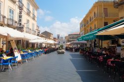 Uno scorcio del centro cittadino di Pizzo Calabro, Calabria. Situata in provincia di Vibo Valentia, questa località è nota per la produzione del gelato - © giovanni boscherino ...