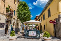 Uno scorcio del centro cittadino di San Lorenzo de El Escorial, Madrid (Spagna). Siamo nella comarca di Cuenca del Guadarrama - © Takashi Images / Shutterstock.com