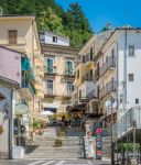 Uno scorcio del centro di Caramanico Terme, provincia di Pescara, in un pomeriggio d'estate. Sullo sfondo, una bella scalinata conduce alla scoperta del borgo antico - © Stefano_Valeri ...