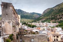 Uno scorcio del centro di Castellammare del Golfo, Sicilia. Siamo in provincia di Trapani dove questa cittadina sorge alle pendici del complesso montuoso di Monte Inici e da il nome all'omonimo ...