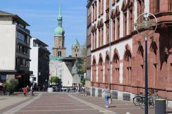 Uno scorcio del centro di Dortmund (Germania) con la chiesa di San Reinoldi. Completata nel 1270, questa chiesa luterana romanica presenta un coro gotico e una torre in stile barocco - © ...