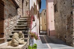 Uno scorcio del centro di Massa Martana in Umbria: una natività in pietra davanti ad una casa - © Claudio Giovanni Colombo / Shutterstock.com